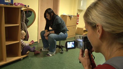 Marte Meo Praktiker Videoaufnahme von einer Anziehsituation im Kindergarten